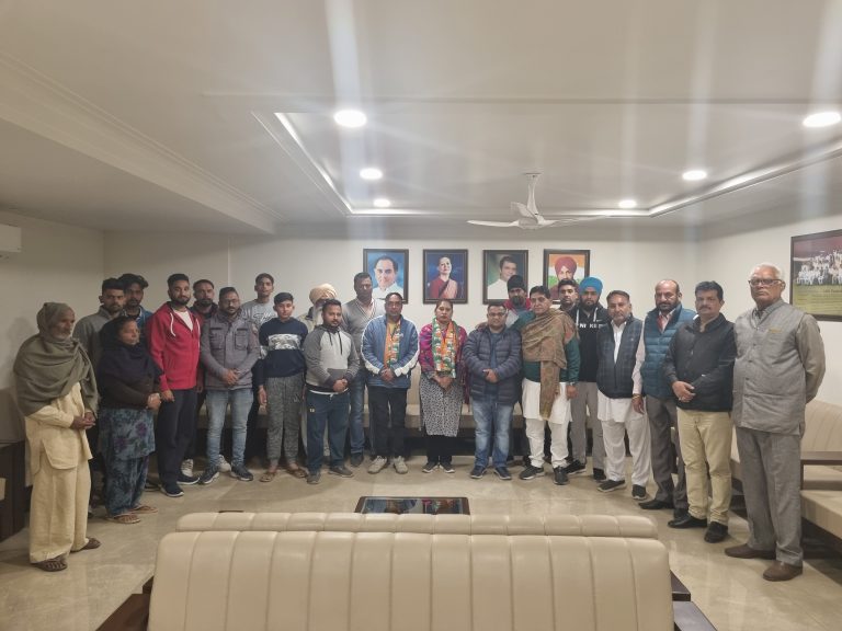 भाजपा को जोरदार झटका: पूर्व पार्षद गुरप्रीत कौर साथियों सहित कांग्रेस में शामिल, विधायक अरोड़ा ने किया सम्मानित