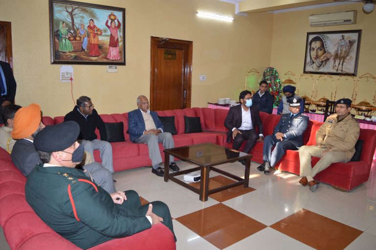ਮਾਣਯੋਗ ਸ੍ਰੀ ਬਨਵਾਰੀ ਲਾਲ ਪਰੋਹਿਤ ਜੀ ਗਵਰਨਰ ਪੰਜਾਬ ਮੰਗਲਵਾਰ ਨੂੰ ਜਿਲ੍ਹਾ ਪਠਾਨਕੋਟ ਵਿਖੇ ਪਹੁੰਚੇ ਅਤੇ ਲਿਆ ਜਿਲ੍ਹਾ ਪਠਾਨਕੋਟ ਦਾ ਜਾਇਜਾ