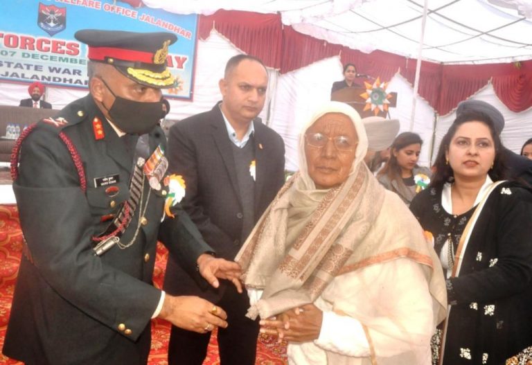 मेजर जनरल मनोज कुमार ने हथियारबंद झंडा दिवस मौके फ़ौज जवानों की बेमिसाल बहादुरी को किया याद