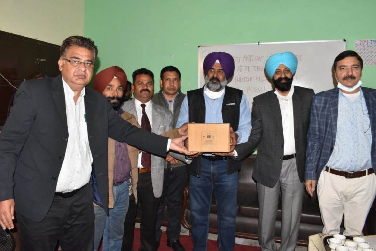 PARGAT SINGH KICK-STARTS DISTRIBUTION OF 4361 TABLETS AMONG 870 GOVERNMENT SCHOOLS IN PUNJAB