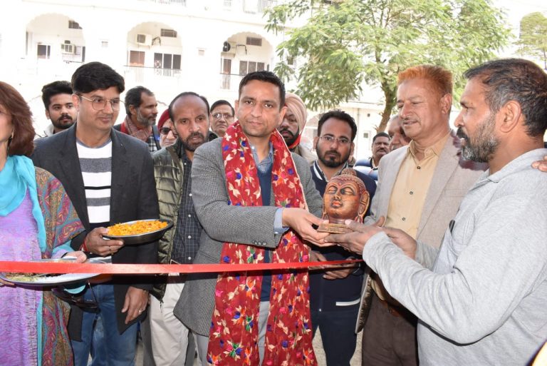 श्री देवी तालाब मंदिर में 5 दिवसीय क्राफट मेला शुरू, अलग -अलग राज्यों से आए दस्तकारों ने लगाऐ स्टाल