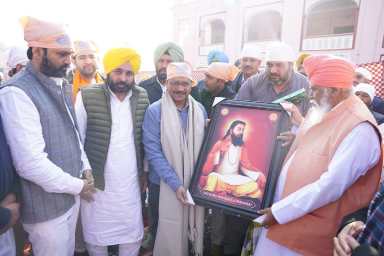 नववर्ष पर डेरा सचखंड बल्लां  में नतमस्तक हुए अरविंद केजरीवाल