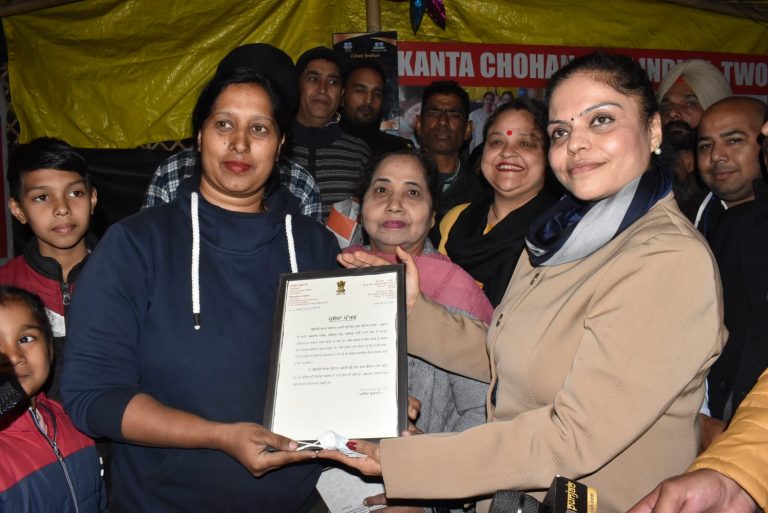 पंजाब राज्य महिला कमिशन की चेयरपर्सन ने जालंधर में फूड स्टाल चलाने वाली दो महिलाओं के साथ की मुलाकात, प्रशंसा पत्र सौंपे