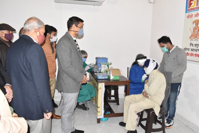 कोविड -19 से बचाव के लिए टीकाकरण ज़रूरी, 26 लाख ख़ुराक की गिनती को किया पार: घनश्याम थोरी बूस्टर डोज़ के इलावा 15 -18 वर्ष आयु के लाभपातरियो को 5000 ख़ुराके दी