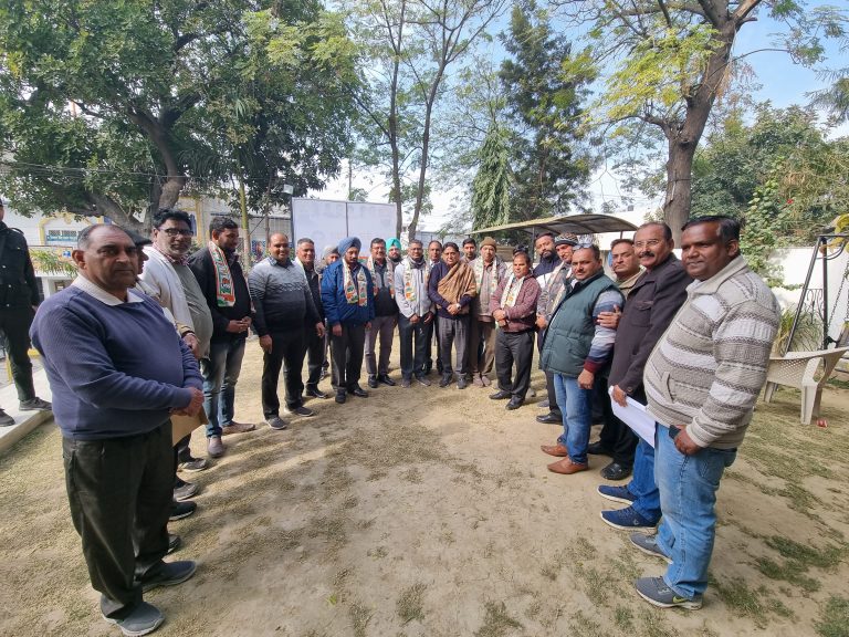 गांव डाडा के भाजपा प्रधान साहिब राम व उपाध्यक्ष कश्मीरी लाल साथियों सहित कांग्रेस में शामिल