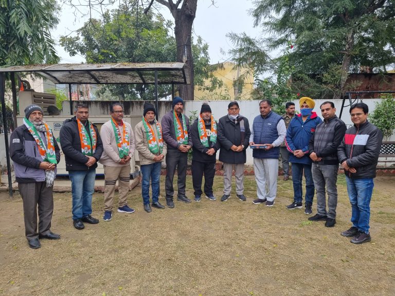 लखवीर सिंह बसपा छोड़ साथियों सहित कांग्रेस में हुए शामिल, विधायक अरोड़ा ने किया स्वागत