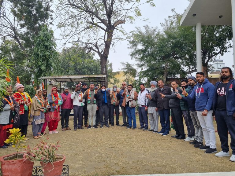 आप को झटका: गांव ठरोली से बूथ इंचार्ज लवकेश साथियों सहित कांग्रेस में शामिल