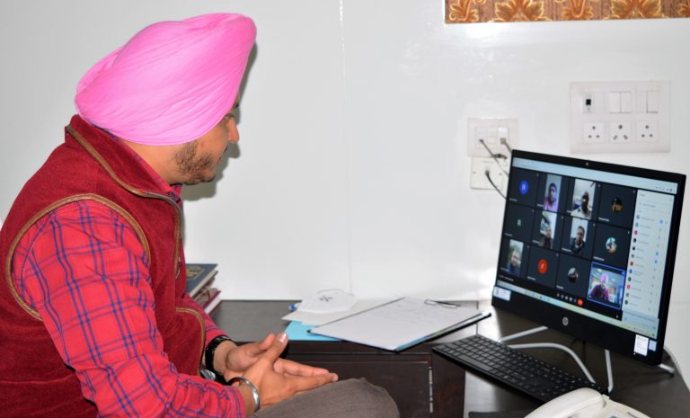 ਕਰੋਨਾ ਸਬੰਧੀ ਹਦਾਇਤਾਂ ਨੂੰ ਲੈ ਕੇ ਐਸ.ਡੀ.ਐਮ. ਪਠਾਨਕੋਟ ਨੇ ਹੋਟਲਾਂ ਮਾਲਕਾਂ ਨਾਲ ਕੀਤੀ ਆਨ ਲਾਈਨ ਮੀਟਿੰਗ