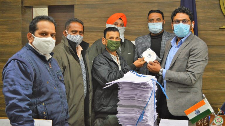 ਜਿਲ੍ਹਾ ਚੋਣ ਅਫਸਰ ਪਠਾਨਕੋਟ ਨੇ ਅੰਤਿਮ ਪ੍ਰਕਾਸਿਤ ਫੋਟੋ ਵੋਟਰ ਸੂਚੀ ਦੀ ਹਾਰਡ ਕਾਪੀ ਅਤੇ ਸਾਫਟ ਕਾਪੀ ਰਾਜਸੀ ਪਾਰਟੀਆਂ ਦੇ ਪ੍ਰਧਾਨਾਂ/ ਸਕੱਤਰਾਂ ਨੂੰ ਕਰਵਾਈਆਂ ਮੁਹੱਈਆਂ