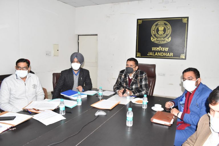 विधान सभा चुनाव -2022: राजनीतिक पार्टियों के प्रतिनिधियों की मौजुदगी में ईवीएम और वीवीपैट मशीनों की पहले पड़ाव की रैंडमाईज़ेशन