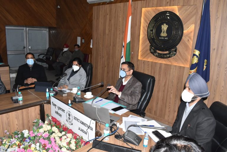 कोविड टीकाकरण अभियान में सभी विभागों की भागीदारी से लाई जाएगी तेज़ी: डिप्टी कमिशनर