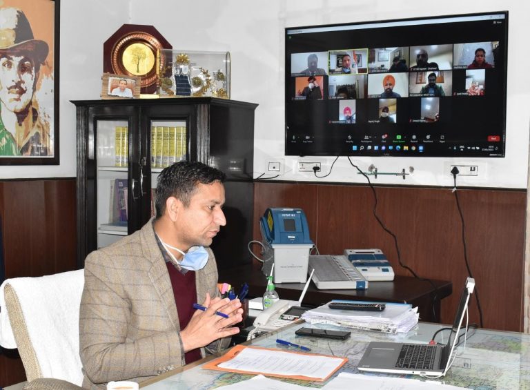 विधान सभा चुनाव  ज़िला चुनाव अधिकारी ने रिटर्निंग अधिकारियों को आदर्श चुनाव सहिंता  की पालना यकीनी बनाने के निर्देश दिए