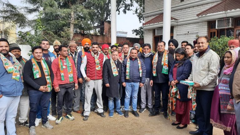 भाजपा छोड़ साथियों सहित कांग्रेस में शामिल हुआ सूद व सिंह परिवार, कंडी और मंडी दोनों में कांग्रेस की पकड़ होगी मजबूत: अरोड़ा