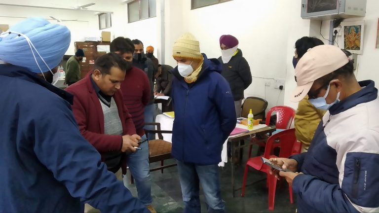 Mr. Pravin Chindhu Darade, IAS ਜਨਰਲ ਅਬਜਰਵਰ ਵਿਧਾਨ ਸਭਾ ਚੋਣ ਹਲਕਾ 003-ਪਠਾਨਕੋਟ ਵੱਲੋਂ ਕੀਤਾ ਗਿਆ ਐਮ.ਸੀ.ਐਮ.ਸੀ. ਸੈਂਟਰ ਦਾ ਦੋਰਾ