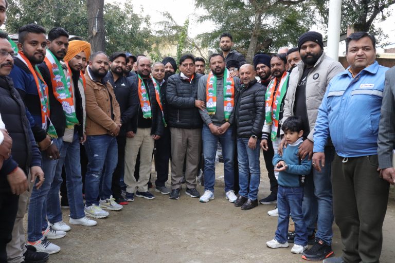 भाजपा को जोरदार झटका: युवा नेता अनिल हंस, चिंटू हंस व डी. सिंह साथियों सहित कांग्रेस में शामिल