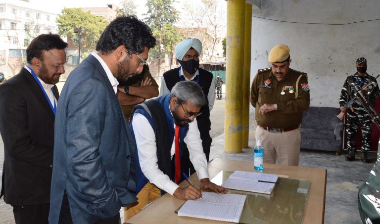 ਮੁੱਖ ਚੋਣ ਅਫ਼ਸਰ ਨੇ ਸਟਰਾਂਗ ਰੂਮਾਂ ਦੀ ਕੀਤੀ ਚੈਕਿੰਗ