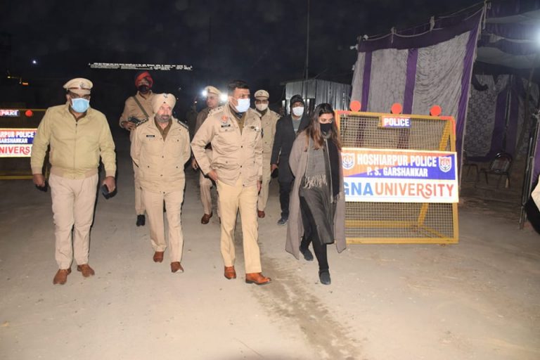 ਜ਼ਿਲ੍ਹਾ ਚੋਣ ਅਫ਼ਸਰ ਅਤੇ ਐਸਐਸਪੀ ਨੇ ਅੰਤਰਰਾਜੀ ਨਾਕਿਆਂ ਦੀ ਕੀਤੀ ਚੈਕਿੰਗ ਨਾਕੇ ‘ਤੇ ਤਾਇਨਾਤ ਪੁਲਿਸ, ਅਰਧ ਸੈਨਿਕ ਬਲਾਂ ਅਤੇ ਆਬਕਾਰੀ ਵਿਭਾਗ ਦੀਆਂ ਟੀਮਾਂ ਦੀ ਹੌਸਲਾ ਅਫਜ਼ਾਈ ਕਰਦਿਆਂ ਡਿਊਟੀ ਨੂੰ ਸਾਵਧਾਨੀ ਨਾਲ ਕਰਨ ਦੀਆਂ ਦਿੱਤੀਆਂ ਹਦਾਇਤਾਂ