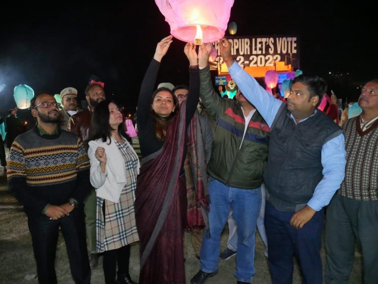 ਵੋਟਰ ਜਾਗਰੂਕਤਾ ਲਈ ਜ਼ਿਲ੍ਹਾ ਪ੍ਰਸ਼ਾਸਨ ਦੀ ਬੇਹਤਰੀਨ ਪਹਿਲ, ਸਕਾਈ ਸ਼ਾਟ ਤੇ ਸਕਾਈ ਲਾਲਟੈਨ ਨਾਲ ਜਗਮਗਾਇਆ ਅਸਮਾਨ