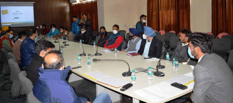 ਭਾਰਤੀ ਚੋਣ ਕਮਿਸ਼ਨ ਵੱਲੋਂ ਜਿਲ੍ਹਾ ਪਠਾਨਕੋਟ ਲਈ ਨਿਯੁਕਤ ਜਨਰਲ ਆਬਜ਼ਰਵਰਾਂ ਦੀ ਨਿਗਰਾਨੀ ਵਿੱਚ ਰਾਜਨੀਤਿਕ ਪਾਰਟੀਆਂ ਦੇ ਨੁਮਾਇੰਦਿਆਂ ਦੀ ਮੌਜੂਦਗੀ ‘ਚ ਇਲੈਕਟ੍ਰਾਨਿਕ ਵੋਟਿੰਗ ਮਸ਼ੀਨਾਂ ਦੀ ਹੋਈ ਰੈਂਡੇਮਾਈਜ਼ੇਸ਼ਨ