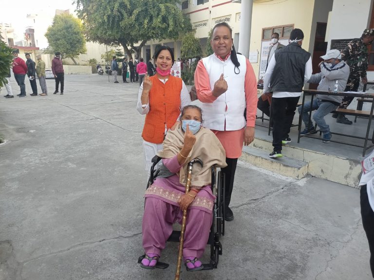 लोकतंत्र की मजबूती के लिए किया वोट: तलवाड़।