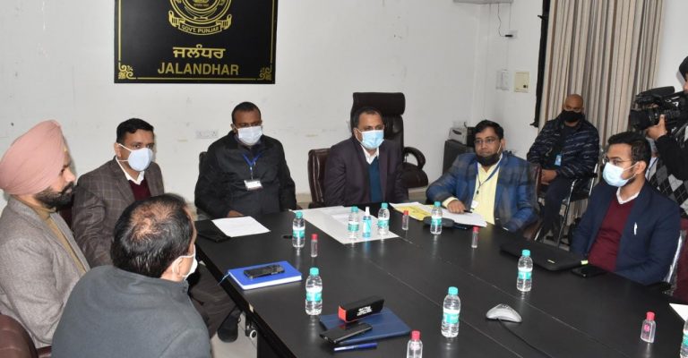 अब्ज़र्वरो की उपस्थिति में चुनाव स्टाफ़ की दूसरी रैंडमाईज़ेशन