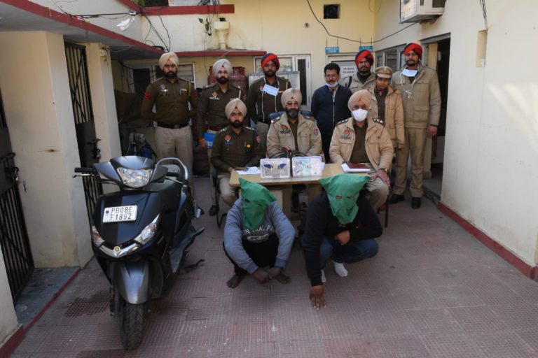 ਲੁੱਟਾਂ-ਖੋਹਾਂ ਕਰਨ ਵਾਲੇ ਦੋ ਕਾਬੂ, ਮੋਬਾਇਲ ਫੋਨ,ਲੇਡੀ ਪਰਸ ਤੇ ਚਾਂਦੀ ਦੇ ਗਹਿਣੇ ਬਰਾਮਦ