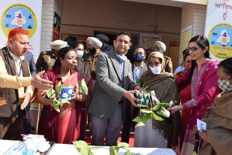 डिप्टी  कमिशनर ने सुपर माडल पोलिंग स्टेशन का किया दौरा