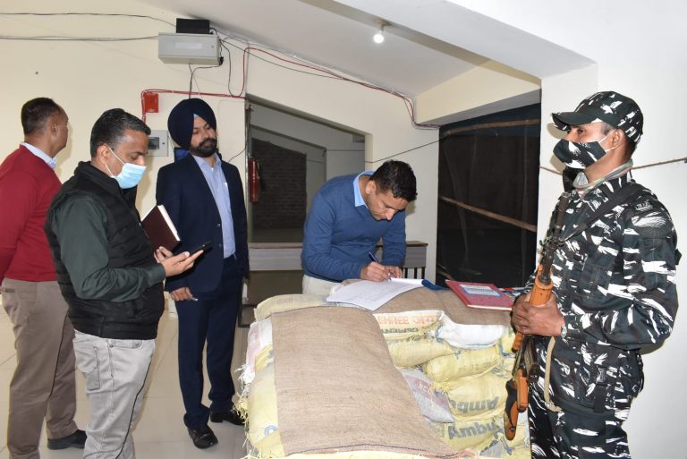 डिप्टी कमिशनर ने किया स्ट्रांग रूमज़ का दौरा