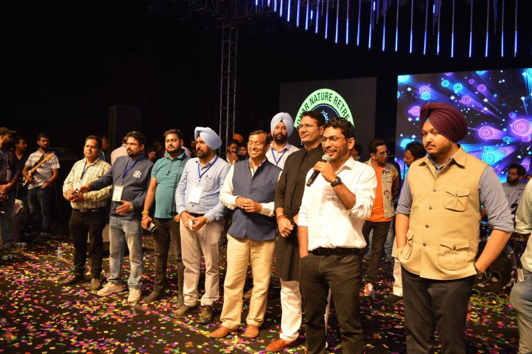 ਚਮਰੋੜ ਵਿਖੇ ਪ੍ਰਸਿੱਧ ਪੰਜਾਬੀ ਗਾਇਕ ਜੋਰਡਨ ਸੰਧੂ, ਸਿਵਜੋਤ, ਨਿਮਰਤ ਖਹਿਰਾ ਅਤੇ ਪਾਰੀ ਪਨਡੀਰ ਨੇ ਅਪਣੇ ਸੂਰਾਂ ਨਾਲ ਕੀਤਾ ਲੋਕਾਂ ਦਾ ਮਨੋਰੰਜਨ