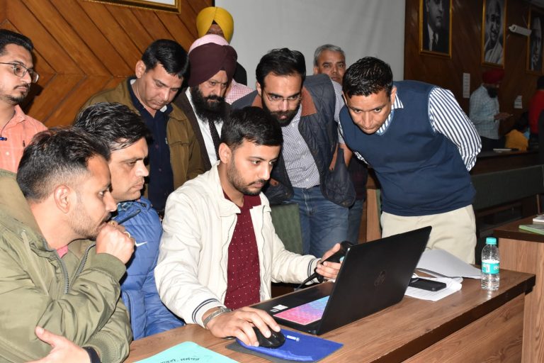 10 मार्च को मतगणना को उचित ढंग से पूर्ण करने के लिए प्रशासन ने काऊटिंग स्टाफ को दी सिखलाई