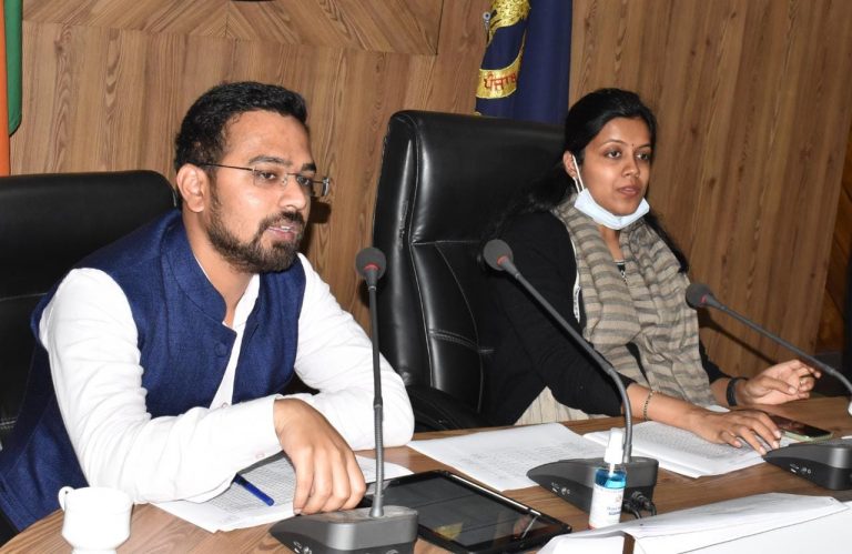 अतिरिक्त डिप्टी कमिश्नर ने 15 से 18 वर्ष आयु वर्ग के लाभपातरियों के टीकाकरण की प्रगति का लिया जायज़ा