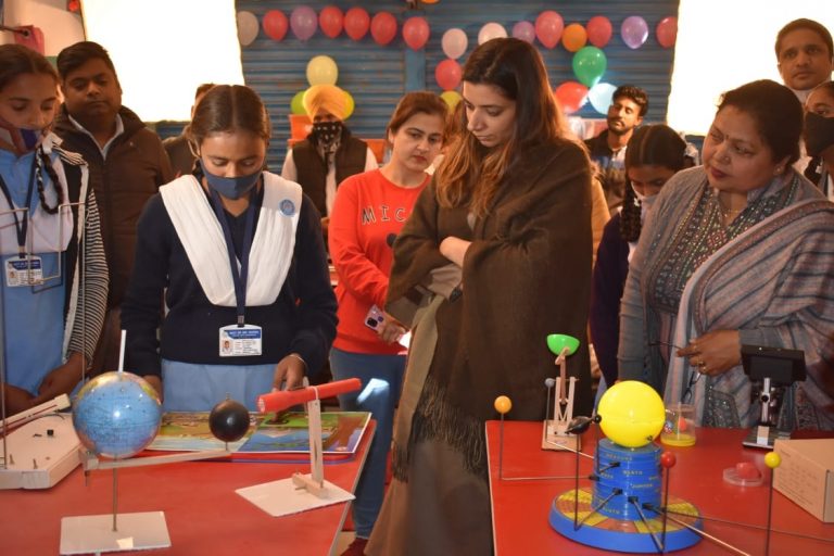 ਜ਼ਿਲ੍ਹਾ ਪ੍ਰਸ਼ਾਸਨ ਦੀ ਵਿਸ਼ੇਸ਼ ਪਹਿਲ : ਵਿਦਿਆਰਥੀਆਂ ਦੀ ਵਿਗਿਆਨਕ ਸੋਚ ਪ੍ਰਫੁਲਤ ਕਰਨ ਲਈ ਸਟੈਮ ਲੈਬਜ਼ ਦੀ ਸ਼ੁਰੂਆਤ