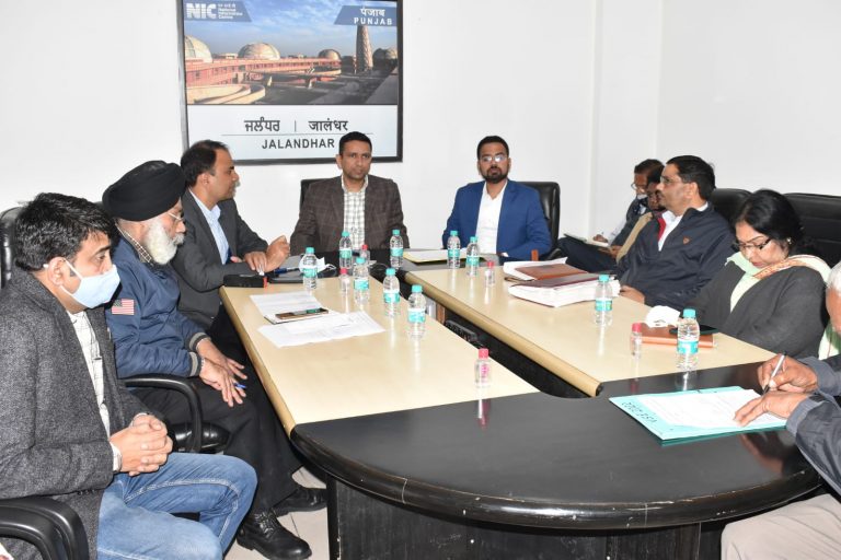 राजनीतिक पार्टियों के प्रतिनिधियों की मौजुदगी में काऊंटिंग स्टाफ की पहली रैंडमाईज़ेशन