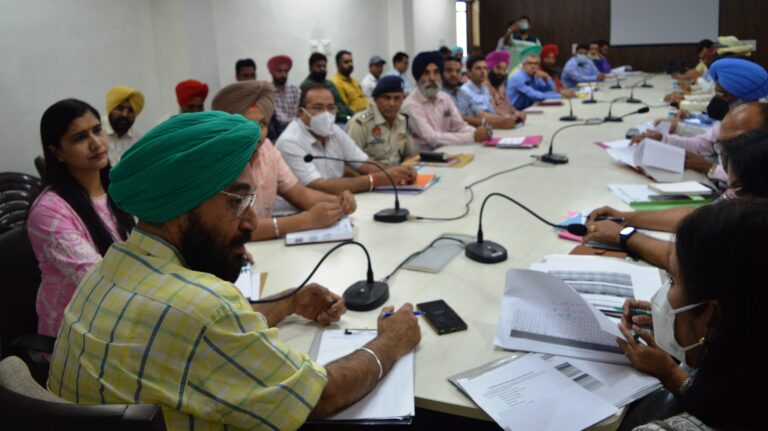 ਡਿਪਟੀ ਕਮਿਸਨਰ ਪਠਾਨਕੋਟ ਨੇ ਜਿਲ੍ਹਾ ਅਧਿਕਾਰੀਆਂ ਨਾਲ ਮੀਟਿੰਗ ਕਰਕੇ ਜਨ ਭਲਾਈ ਸਕੀਮਾਂ ਦਾ ਲਿਆਂ ਜਾਇਜਾ