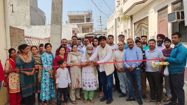 ਲੋਕਾਂ ਦੀ ਹਰ ਬੁਨਿਆਦੀ ਜਰੂਰਤ ਨੂੰ ਪੂਰਾ ਕਰੇਗੀ ਪੰਜਾਬ ਸਰਕਾਰ : ਬ੍ਰਮ ਸ਼ੰਕਰ ਜਿੰਪਾ -ਵਿਧਾਇਕ ਨੇ ਵਾਰਡ ਨੰਬਰ 6 ਦੇ ਮੁਹੱਲਾ ਕ੍ਰਿਸ਼ਨਾ ਨਗਰ ’ਚ 3 ਲੱਖ 6 ਹਜ਼ਾਰ ਰੁਪਏ ਦੀ ਲਾਗਤ ਨਾਲ ਗਲੀ ਦੇ ਨਿਰਮਾਣ ਕਾਰਜ ਦੀ ਕਰਵਾਈ ਸ਼ੁਰੂਆਤ