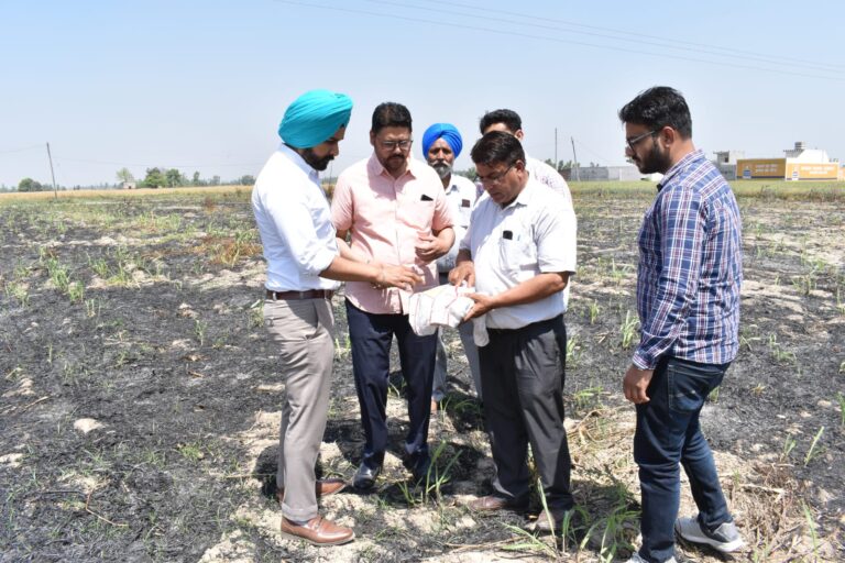 ज़िला प्रशासन फ़सल के अवशेष जलाने वालों के ख़िलाफ़ सख़्त, खेत में आग लगाने पर किसान को 2500 रुपए का वातावरण मुआवज़ा भरने के आदेश