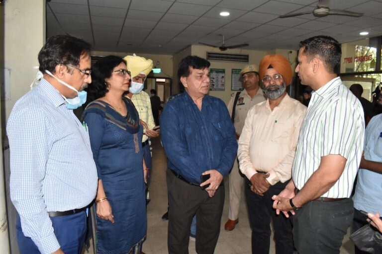 डिप्टी कमिशनर ने सिविल अस्पताल में स्वास्थ्य सेवाओं का किया निरीक्षण
