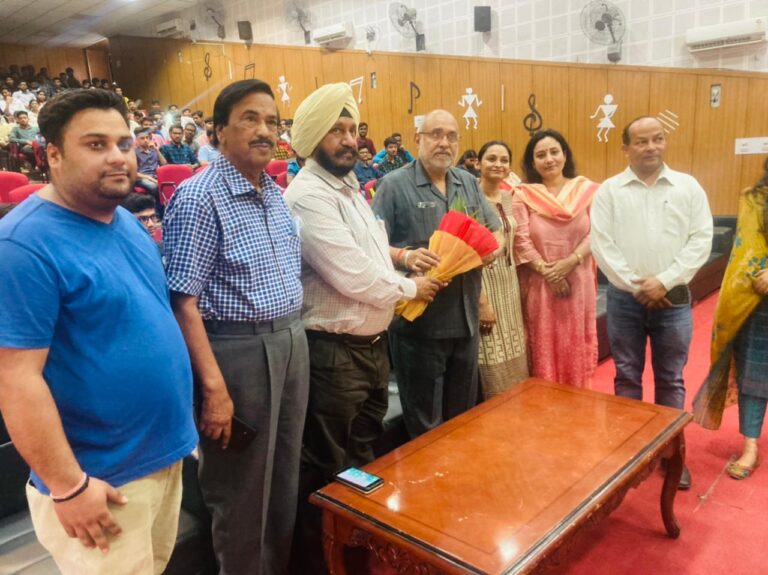 समाज सेवा में विद्यार्थी दे सकते हैं अहम योगदान : अविनाश राय खन्ना