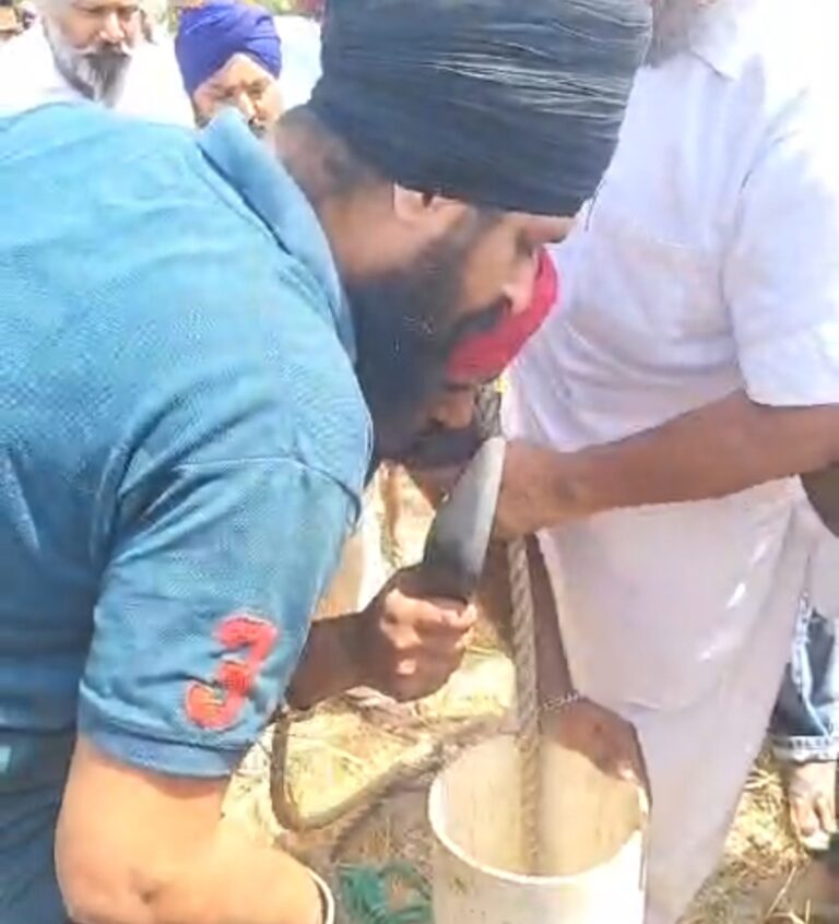 गहरे बोरवेल में गिरा 6 साल का बच्चा |