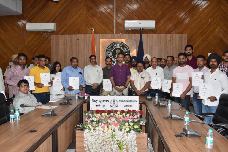 डिप्टी कमिशनर ने क़र्मचारियों को किया सम्मानित