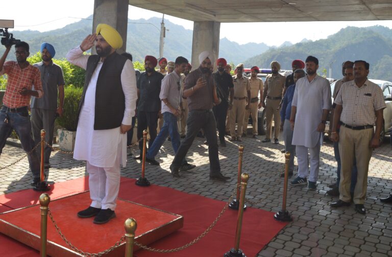 ਸ. ਹਰਭਜਨ ਸਿੰਘ ਈਟੀਓ ਕੈਬਨਿਟ ਮੰਤਰੀ ਪਾਵਰ ਕਾਮ ਅਤੇ ਲੋਕ ਨਿਰਮਾਣ ਵਿਭਾਗ ਪੰਜਾਬ ਨੇ ਕੀਤਾ ਆਰ.ਐਸ.ਡੀ. ਪਠਾਨਕੋਟ ਦਾ ਦੌਰਾ