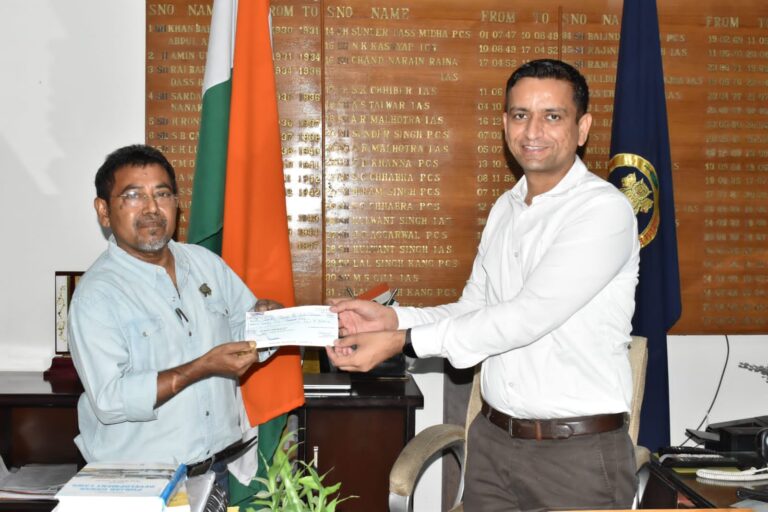 DC honours sculptor Basudeb Biswas for promoting art, gives cheque of Rs 25000