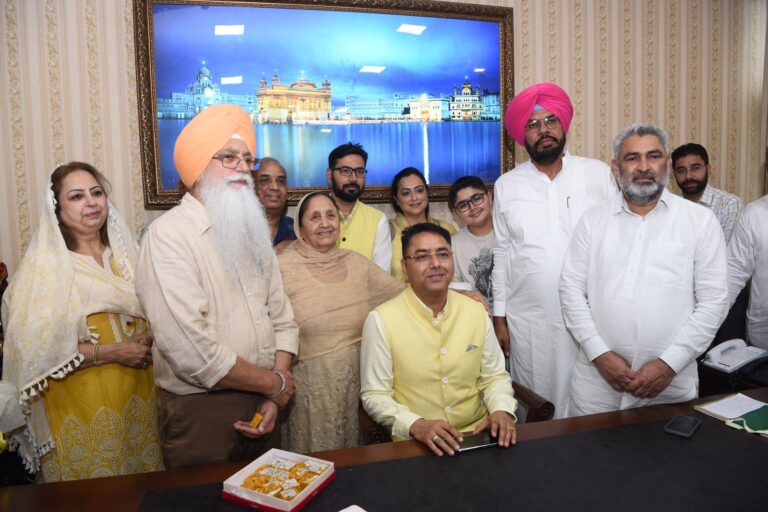 अमन अरोड़ा ने सूचना एवं लोक संपर्क, नवीन और नवीकरणीय ऊर्जा और आवास निर्माण और शहरी विकास मंत्री के तौर पर पद संभाला