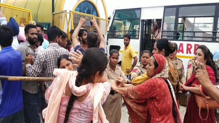 CM आवास पर रोजगार मांगने गए बेरोजगारों के साथ पुलिस ने की धक्का-मुक्की, कई घायल