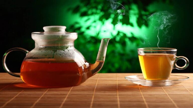 Black Tea Benefits: रोजाना सुबह खाली पेट काली चाय पीने से मिलेंगे ये फायदे￼￼