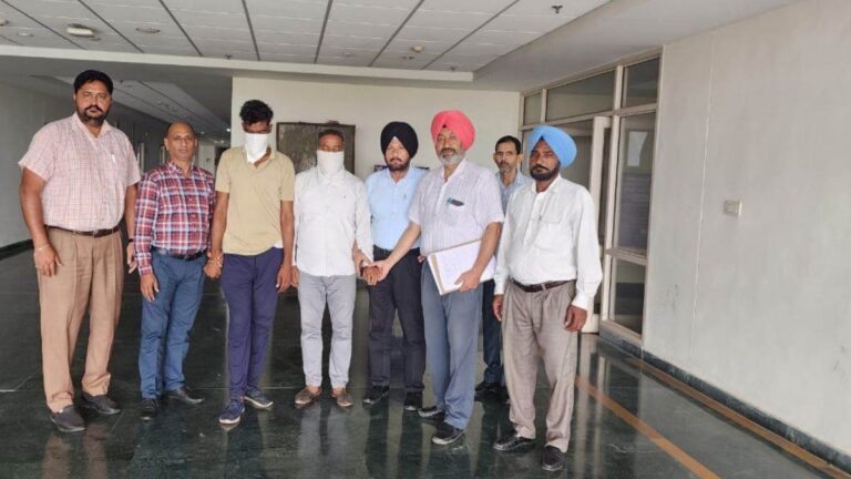 5 हजार रिश्वत लेते सिपाही साथी सहित रंगे हाथ गिरफ्तार, बिजली चोरी मामले को रफा-दफा काे मांगे थे 15 हजार रुपए