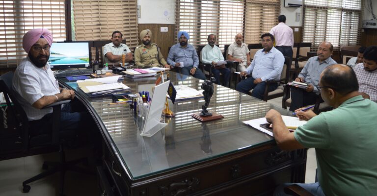 ਜਿਲ੍ਹਾ ਪਠਾਨਕੋਟ ਵਿੱਚ ਪਟਾਕਿਆਂ ਦੀ ਵਿਕਰੀ ਅਤੇ ਸਟੋਰ ਕਰਨ ਸਬੰਧੀ ਡਿਪਟੀ ਕਮਿਸਨਰ ਨੇ ਮੀਟਿੰਗ ਕਰਕੇ ਦਿੱਤੀਆਂ ਹਦਾਇਤਾਂ