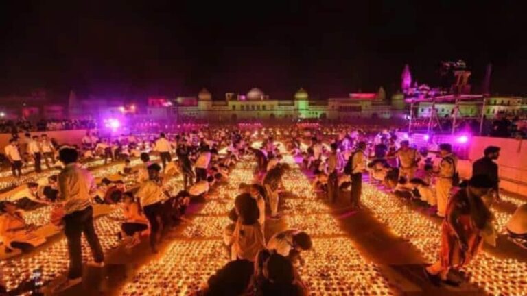Ayodhya Deepotsav: 18 लाख दीपकों से जगमग हुई अयोध्या नगरी, पीएम मोदी ने किया भगवान राम के स्वरूप का अभिषेक