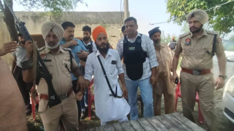 Punjab News : धारीवाल थाने से संतरी की राइफल लेकर भागा सिरफिरा नौजवान, फेसबुक पर लाइव होकर बताया कारण￼￼