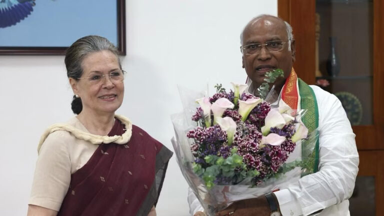 24 साल बाद कांग्रेस को मिला ग़ैर-गांधी अध्यक्ष, Mallikarjun Kharge के हाथ आई कमान, शशि थरूर की हार